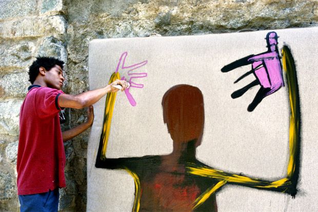 foto de Jean-Michel Basquiat pintando 