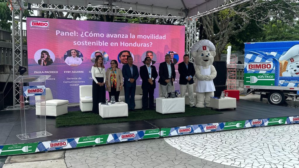 personas en lanzamiento de bimbo 