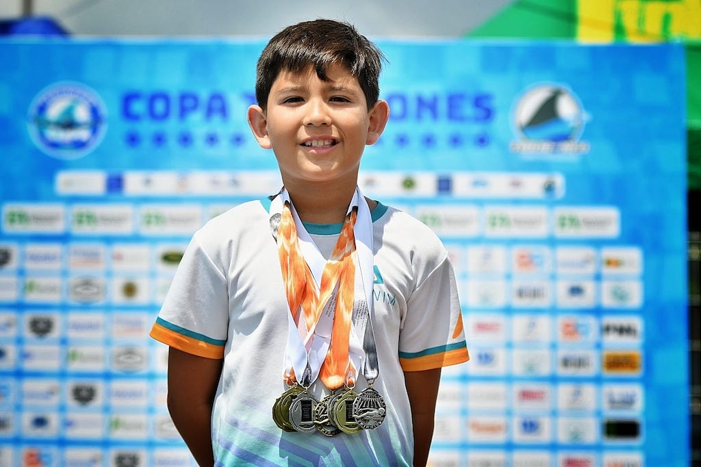 Diego Cartagena brilla en natación con AJ Swim Team