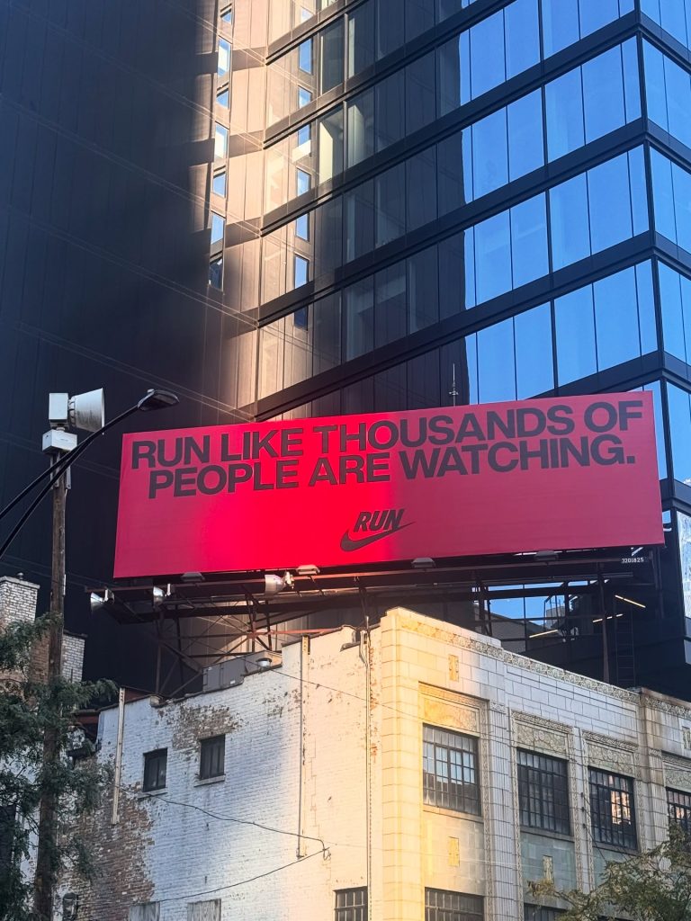 📸 [Alt de imagen: cartel de Nike RUN con fondo rojo y frase provocadora]