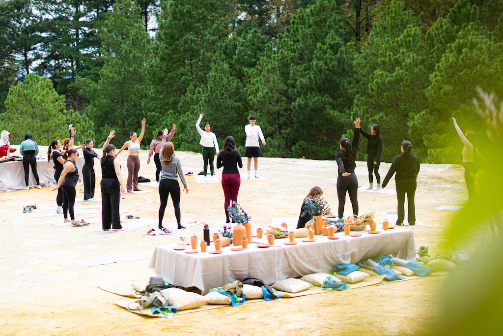 Experiencia wellness en Las Golondrinas: yoga, hiking y conexión natural