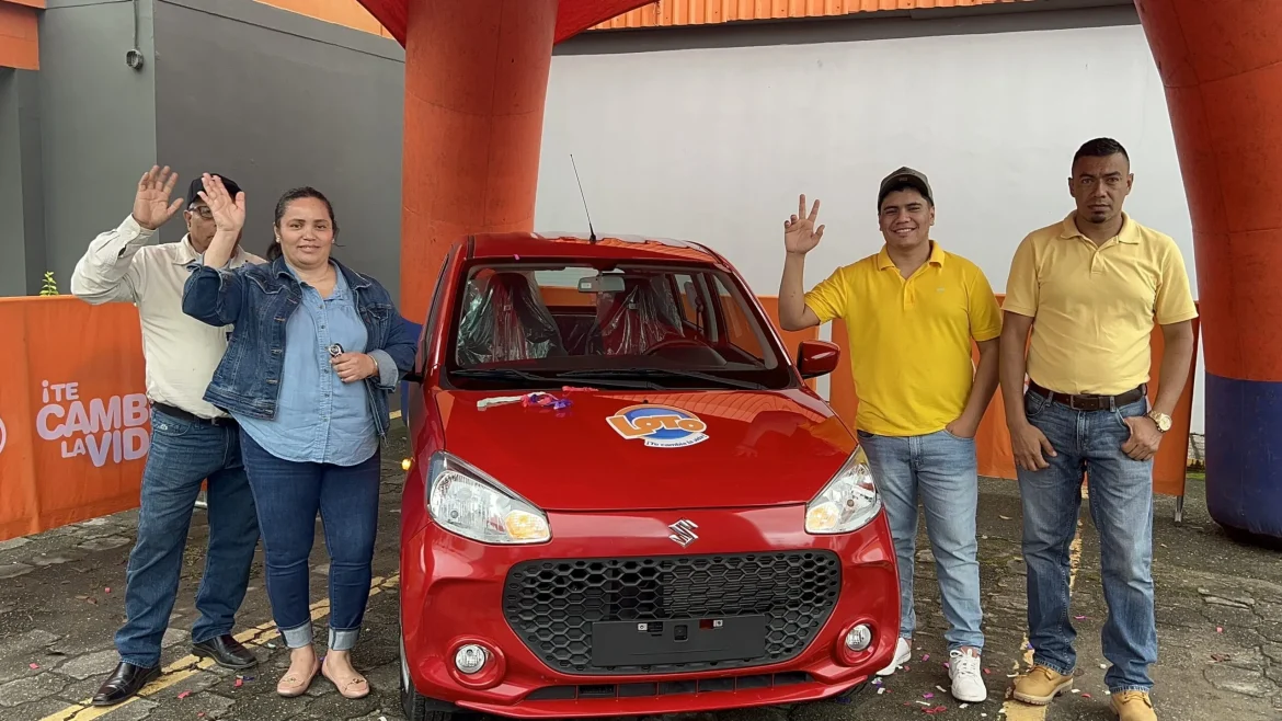 Ganadoras Loto Honduras reciben autos nuevos y nuevas oportunidades