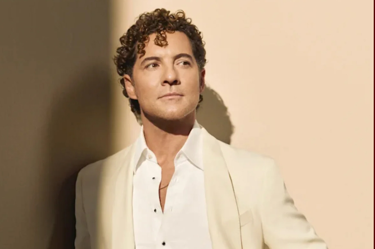 David Bisbal revive clásico “Vivir así es morir de amor”