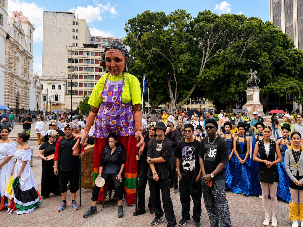 Marioneta gigante llenó Tegucigalpa de arte
